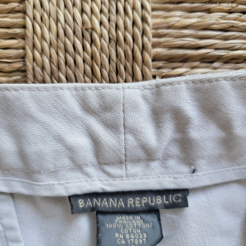 Banana Republic Light Khaki Shorts - Picture 3 of 6